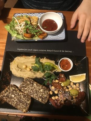 Hummus starter with glutenfree bread (this was amazing!!) and two kinds of tofu  at Pod Norenami in Krakow