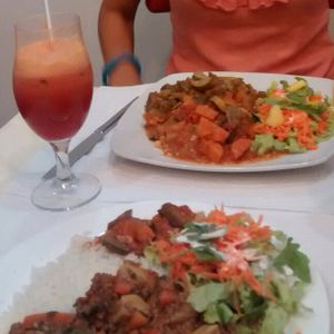 plato vegetariano del día y zumo at Cantina dos Sabores in Loule