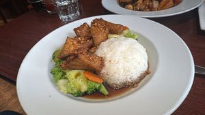 Fried Garlic Stir fry at Ida Thai in Ketchum