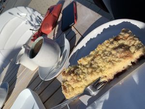 Streusel-Kirschkuchen und Kaffee mit Hafermilch...  at Tortenbotschaft in Fehmarn