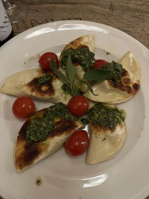 estava muito saboroso! raviolis recheados com queijo vegan com pesto e tomate cherry  at Hofbräuhaus München in Munich