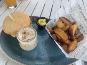 Veganer Burger mit Kartoffelspalten  at Leckereienliebe - Das Restaurant in Ketsch