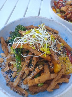 Peanut Butter Plant Chicken Bowl at Leckereienliebe - Das Restaurant in Ketsch