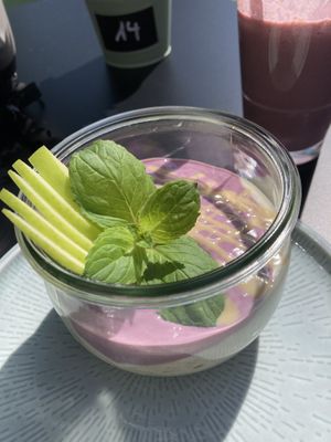 Overnight Oats mit Blaubeerpüree und Nussmus  at vorveg in Hannover