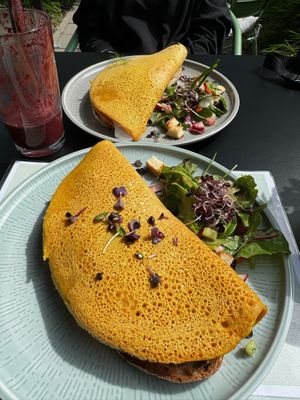 Omelettes (Spinat Frischkäse und Kein Lachs Frischkäse) und Smoothie Blau. Yum😄 at vorveg in Hannover