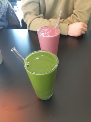 Green smoothie with extra protein and pink smoothie at vorveg in Hannover