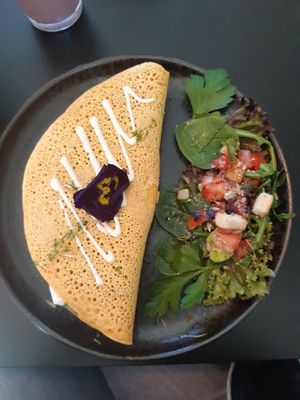 Omelette with spinach and cream cheese with the best salad at vorveg in Hannover