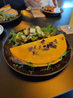 Vegan omlette with almond cream cheese and spinach at vorveg in Hannover