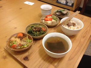 great presentation , dishes are served on a wooden plank, wooden spoons are available. at Gu Li Zi Ran Feng Wei in Tainan