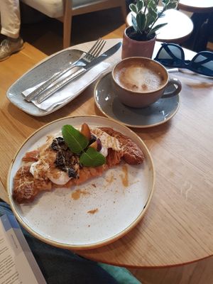 Winter Loaded Croissant and Flat White (all vegan!) at DUUO in Munich