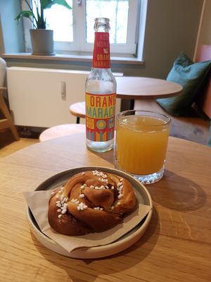 vegan cinnamon bun and sparkling orange-maracuja mix at DUUO in Munich