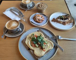 Hummus toast, cinnamon roll, loaded croissant, Bircher müsli: a complete vegan brunch! at DUUO in Munich