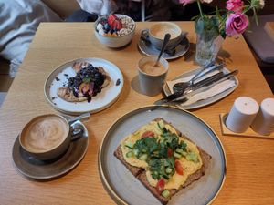 Another tasty brunch! Unfortunately the croissants have been shrinkflated. 🤏😒 at DUUO in Munich