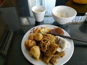 Buffet food woth warm soymilk at Tian Fu Lou in Guilin