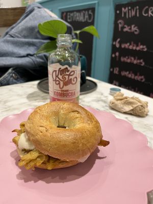 Bagel de no-pollo con curri  at El Obrador de la Paka in Madrid