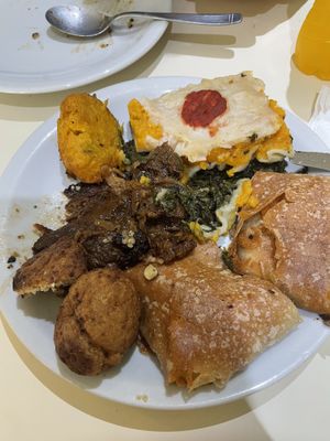 Buñuelo de calabaza, buñuelo de tofu, seitan asado, empanada de espinaca, tartas de zapallitos y otras espinaca cocida  at Rico Vegetariano in San Carlos De Bariloche