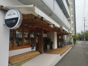 Terrace seating also available at Fun & Natural Yotte-ne シマカラ食堂  in Hiroshima
