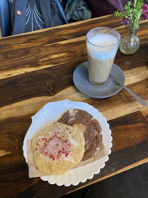 Himbeer Cheesecake cookie, black and white Cheesecake Cookie, Latte Macchiato mit Hafermilch  at Kartoffelkogge in Rostock