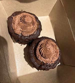 Gefülltes Schokotörtchen mit Vanille-Ganache-Haube 🤍  at Kartoffelkogge in Rostock