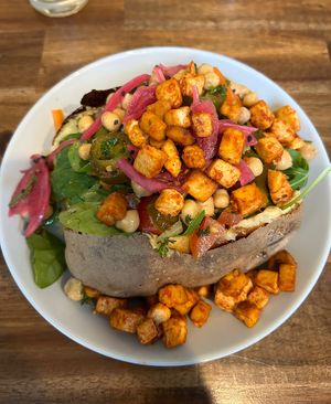 Kartoffel mit verschiedenen veganen Toppings & Smoked BBQ Tofu  at Kartoffelkogge in Rostock