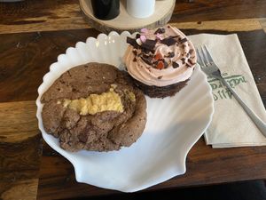 Schokotörtchen mit Erdbeercreme, Schoko Cheesecake Cookie  at Kartoffelkogge in Rostock