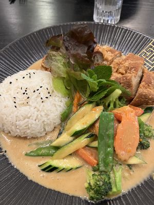 Bowl 26 - Soja „Huhn“ mit Erdnusssauce 😋  at Sauvage in Munich