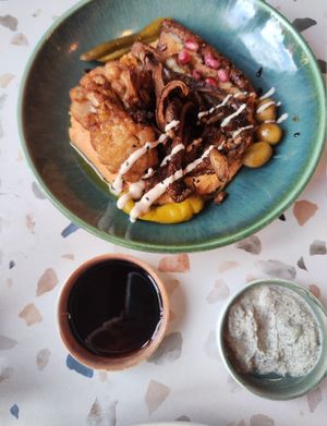 Hummus with cauliflower, mushrooms and halloumi at The Hummus Connection  in Nuremberg