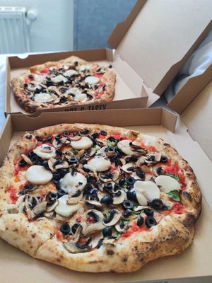 Pizza Funghi with vegan mozzarella at Nuvola Napoli in Cologne