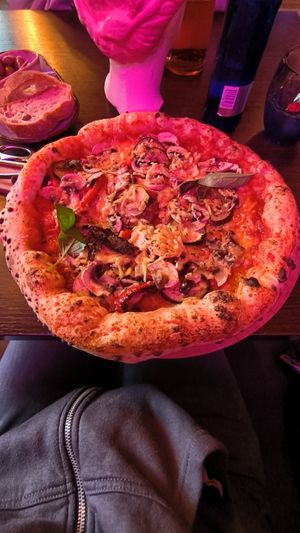 Pizza Amalfi ohne Artischocken mit Champignons at Nuvola Napoli in Cologne