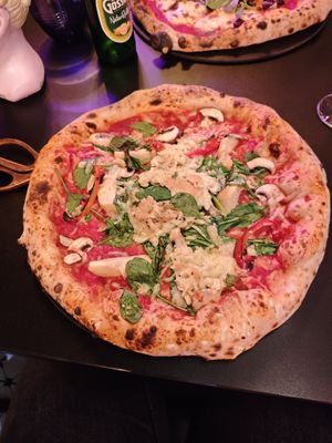 Sophia Loren pizza with extra vegan cheese at Nuvola Napoli in Cologne