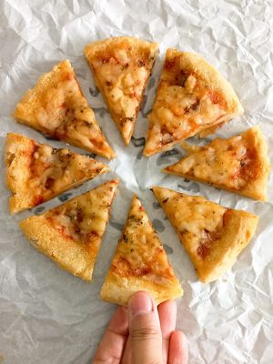 sourdough pizza with cheese
 at Riná Vegano e sem glúten in Sao Paulo