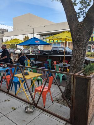Outside seating at Lemolo Cafe & Deli in Wenatchee