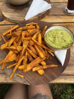 Sweet potato 🍠 chips with guacamole 🥑   at Soul Food  in Sigiriya