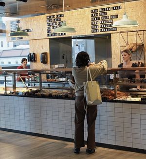 Es ist alles vegan, inhouse Tresen und es hat einen Take Away Tresen  at Bakery Bakery - Basel SBB in Basel