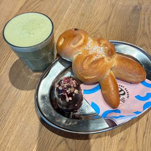 Graettimaa, Flødeboller & Matcha Lattee  at Bakery Bakery - Basel SBB in Basel