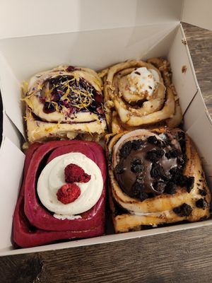 Blueberry, carrot cake, red velvet  oreo at Cinnamood in Oberhausen