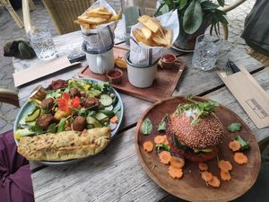 Falafel salade, vegan burger en friet  at Bosloods 1873 in Vorden