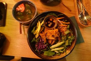 Ingwer Minze Tee & large dish Bun Sa Ot (Nummer 22) at Chay Vegan Göttingen in Gottingen