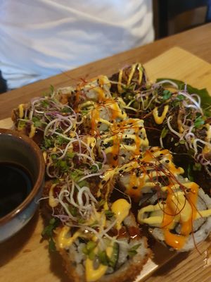 Sushi Platte mit inside out Rolls, Crunchy Rolls und schwarzem Sushi at Chay Vegan Göttingen in Gottingen
