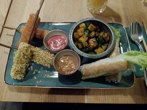 Nr3 erdnusstofu, nr 4 crispytofu, dann oben rechts der koreanische Gurkensalat und die Sommerrollen at Chay Vegan Göttingen in Gottingen