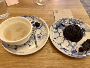 Chai latte with oat milk and vegan double Choc cookies with brownie bites   at Pequeno Café e Bistrô - Príncipe Real in Lisbon