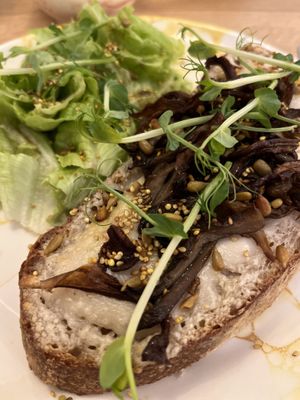 Vanteiga e cogumelos assados, com saladinha. ✨  at Pequeno Café e Bistrô - Príncipe Real in Lisbon