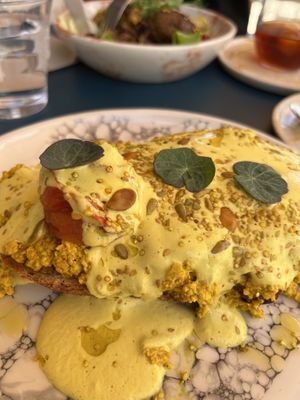 Vegan Benedict 🌞  at Pequeno Café e Bistrô - Príncipe Real in Lisbon