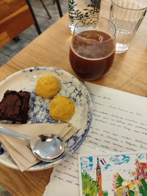 Pão de Beijo and Brownie at Pequeno Café e Bistrô - Príncipe Real in Lisbon