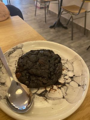 Chocolate cookie  at Pequeno Café e Bistrô - Príncipe Real in Lisbon