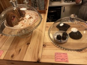 Vegan cake and cookies  at Pequeno Café e Bistrô - Príncipe Real in Lisbon