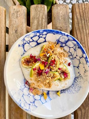 Figs on the beach at Pequeno Café e Bistrô - Príncipe Real in Lisbon