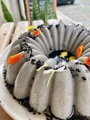 🍮 black sesame pudding at Pequeno Café e Bistrô - Príncipe Real in Lisbon