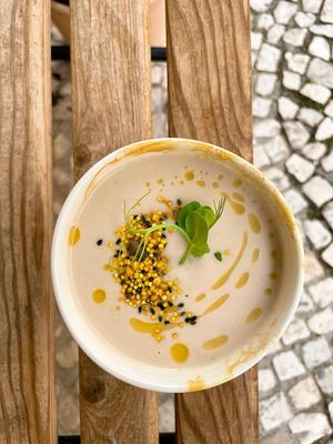 🍲 cauliflower soup with peanut butter at Pequeno Café e Bistrô - Príncipe Real in Lisbon