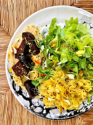 🍴 Brás-style leek, mashed chickpeas, roasted beet at Pequeno Café e Bistrô - Príncipe Real in Lisbon
